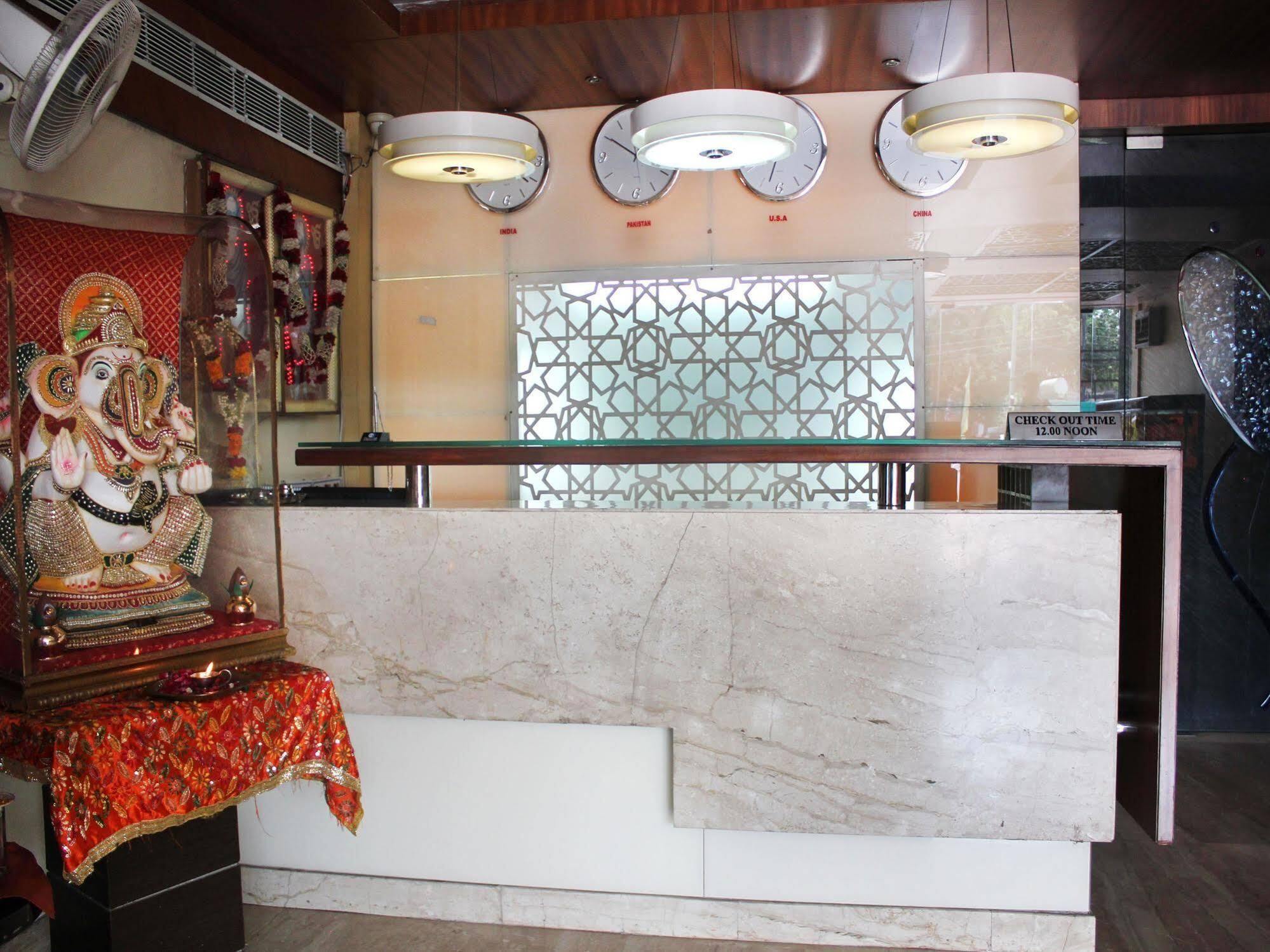 Hotel Rajmandir Фаридабад Екстериор снимка